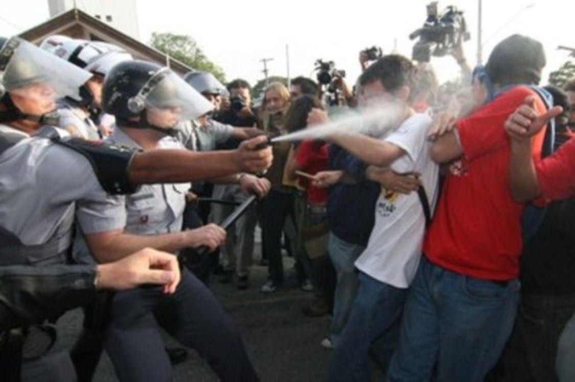 “Uso de Gás de Pimenta em Manifestantes”</p> <p><em>Yashasvi Yadav</em>, o chefe de polícia da capital de <em><a href=https://pt.wikipedia.org/wiki/Uttar_Pradesh>Uttar Pradesh</a></em>, oitava cidade mais populosa da Índia (contando com dois milhões de habitantes) já fez uma declaração dizendo que a sua equipe havia conseguido entender como manipular o drone, permitindo mirar com precisão e acertar quem eles queriam, inclusive em áreas com vento e com grande aglomerado de pessoas.</p> <p>“<em>Pimenta não é fatal, e é muito eficaz em controlar multidões. Nós podemos pulverizá-la de diversas alturas</em>”, declarou <em>Yashavi Yadavi</em>.</p> <p>O uso de drones equipados para pulverizar gás de pimenta deve começar ainda este mês, abril. Não será a primeira vez que os veículos aéreos não tripulados serão utilizados em Lucknow, em encontros religiosos eles já participaram de missões de vigilância.</p> <p>É a primeira vez que é noticiado o uso de drones contra a população. E, provavelmente, a ideia inspirará muitos países nos quais há histórico de várias manifestações e protestos.</p> <p>Segundo o censo de 2001, Lucknow é um dos Distritos de Concentração de Minorias do país, com múltiplas manifestações culturais. Também é conhecida como <i>A Constantinopla na Índia.</i> A cidade é muito procurada por estudantes e curiosos sobre a cultura e história da Ásia Meridional. Possui o primeiro banco de DNA humano da Índia, que é o segundo do mundo, além de um sistema de identificação de DNA resultado de uma parceria entre o estado e empresas privadas.</p> <p>Na Índia, tendo mais de 1 bilhão de habitantes, ocorrem manifestações e protestos diariamente. A maior parte são protestos pacíficos, mas alguns acabam terminando em ações violentas, de vandalismo e pessoas lesionadas.</p> <p><strong>Atualizando:</strong> no dia 23 de julho, deste ano, a polícia de <em>Uttar Pradesh</em> utilizou um drone para prender um bandido. Foi divulgado um vídeo, no qual é possível ver o veículo utilizado e, também, o policial controlando o drone.</p> <p>O ladrão foi reportado depois de roubar 6 <em>lakh </em>(representação no sistema numérico indiano para cem mil) de um comerciante. A polícia de Uttar Pradesh comentou que esta cena, onde um drone auxilia na captura, deve se repetir mais vezes.</p>